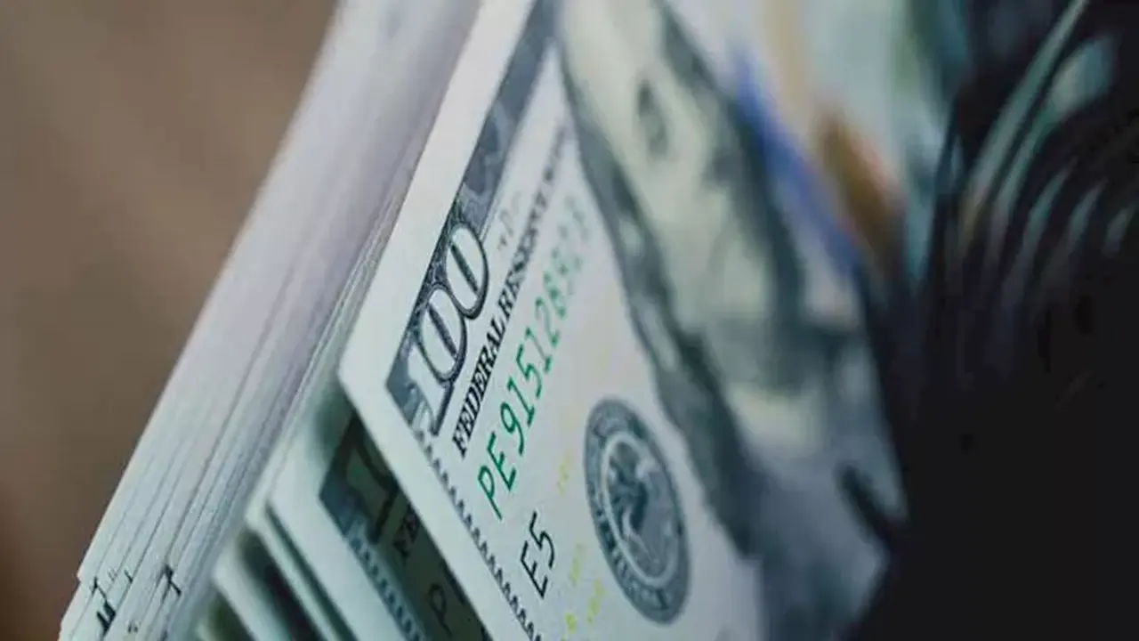 قفزة مفاجئة في سعر الدولار مقابل الجنيه بمنتصف تعاملات 11-5-2026